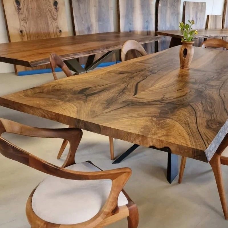 Snedker Spisebord i Massiv Valnød | B-100cm x L-120-500cm. | 2 Hele Planker Limet Sammen Spejlvendt, Lige:Naturlig:Rustik Kant med Epoxy & mulig Butterfly Finish | Cirka 6 Centimeter Tyk