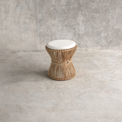 Bremen Taburet I Flettet Rattan Med Hvid Hynde Fra Hundevad & Co | Ø41 Cm - 3327