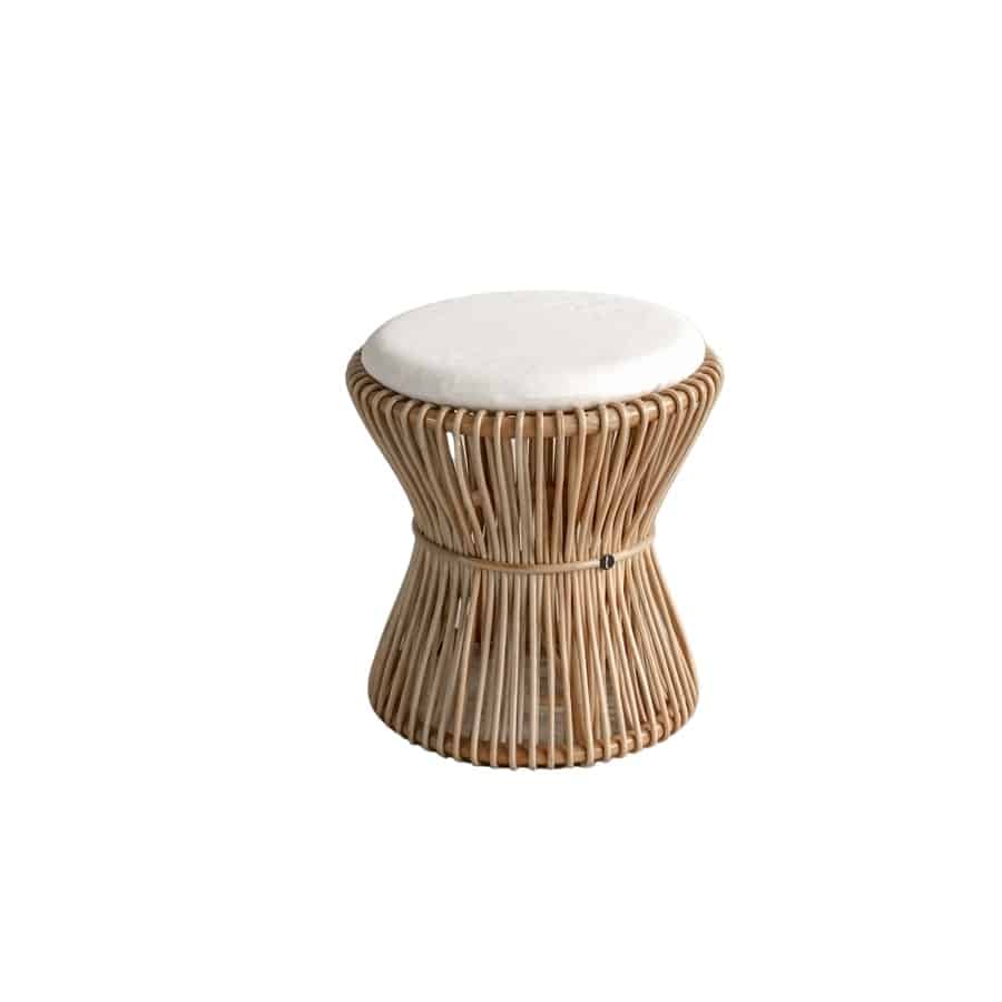 Bremen Taburet I Flettet Rattan Med Hvid Hynde Fra Hundevad & Co | Ø41 Cm - 3327