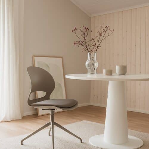 Linea Spisebordsstol i Hård Plast med Polstret Sæde og Drejestel fra Lexpo Living | Flere Farver