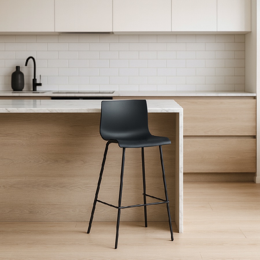 Liv Counterstol i Sort Hård Plast & Sort Metalstel fra Lexpo Living | Siddehøjde- 68 cm 1