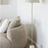 sheffield-gulvlampe-i-beige-marmor-og-stl-fra-house-nordic-40xh155cm-6550001-1 Sheffield Gulvlampe Beige Marmor Stål Ø40Xh155Cm