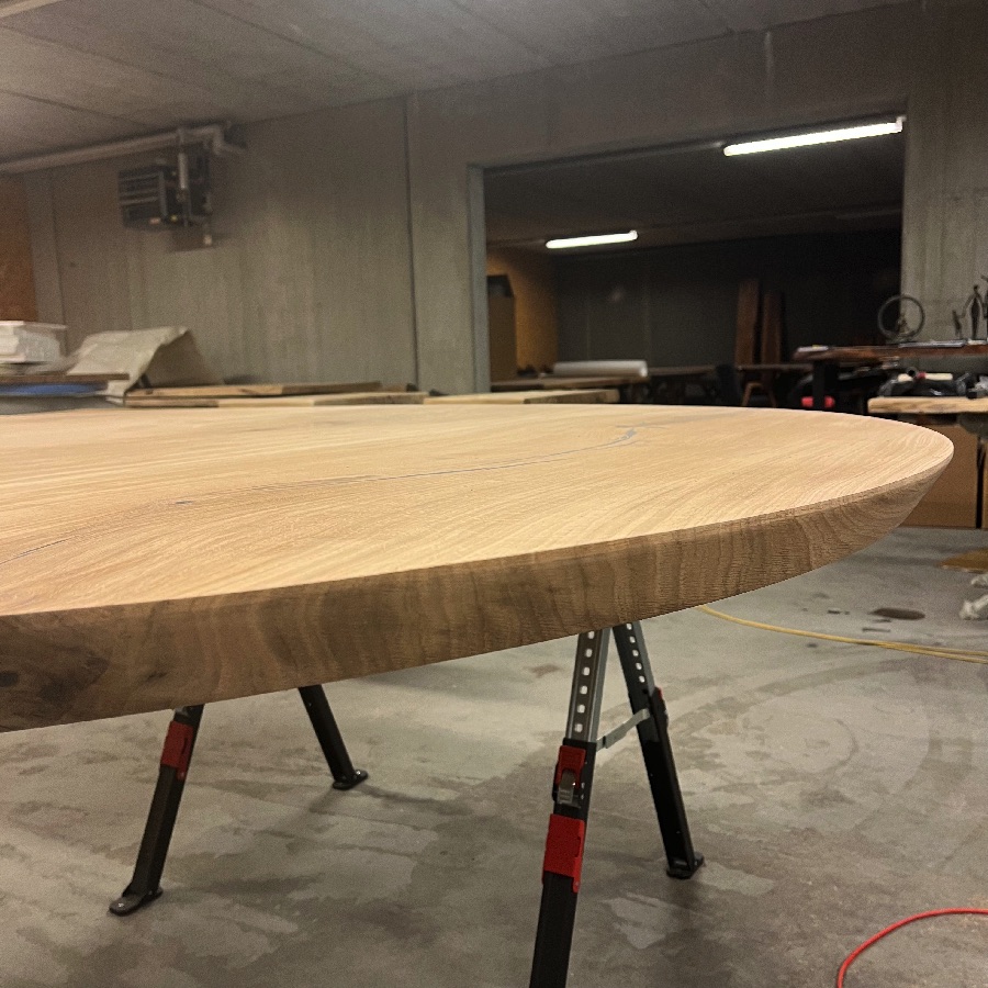 Silkeborg Rundt Snedker Spisebord i Massiv Egetræ Mat Lak fra Unique Handmade Furniture | Ø120 - Ø180 | Flere Planker Limet Sammen 1