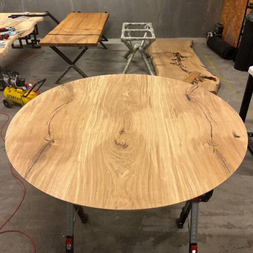 Silkeborg Rundt Snedker Spisebord i Massiv Egetræ Mat Lak fra Unique Handmade Furniture | Ø120 - Ø180 | Flere Planker Limet Sammen | Vælg Lige eller Skrå Kant | Cirka 6 Centimeter Tyk | Med Epoxy og mulig Butterflyfinish