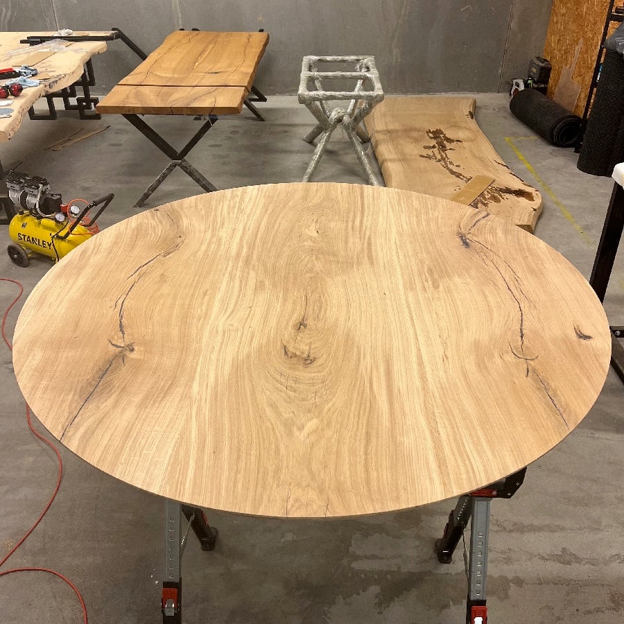 Silkeborg Rundt Snedker Spisebord i Massiv Egetræ Mat Lak fra Unique Handmade Furniture | Ø120 - Ø180 | Flere Planker Limet Sammen 2