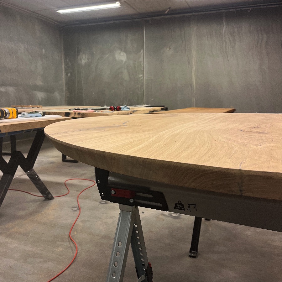 Silkeborg Rundt Snedker Spisebord i Massiv Egetræ Mat Lak fra Unique Handmade Furniture | Ø120 - Ø180 | Flere Planker Limet Sammen 3