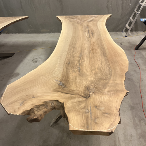 Aarhus Snedker Spisebord i Massiv Valnød & Mat Lak fra Unique Handmade Furniture | B:80-110cm x L:120-500cm. | 1 Hel Planke med 1 Flad & 1 Unik Ende & Epoxy, med mulig Butterfly Finish | Cirka 6 Centimeter Tyk