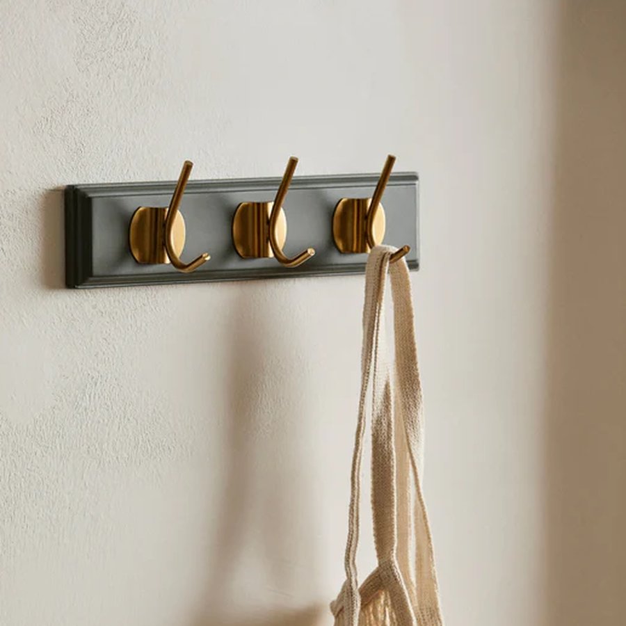 miljoe-edgy-knagerkke-i-gr-mdf-med-messinglook-knager-fra-nordal-368-knager-3-2 EDGY Knagerække i Grå MDF med Messinglook Knager fra Nordal | 3/6/8 Knager | 30/60/90x7x6,5 cm hos uniquebeds, home & living - Billede 2