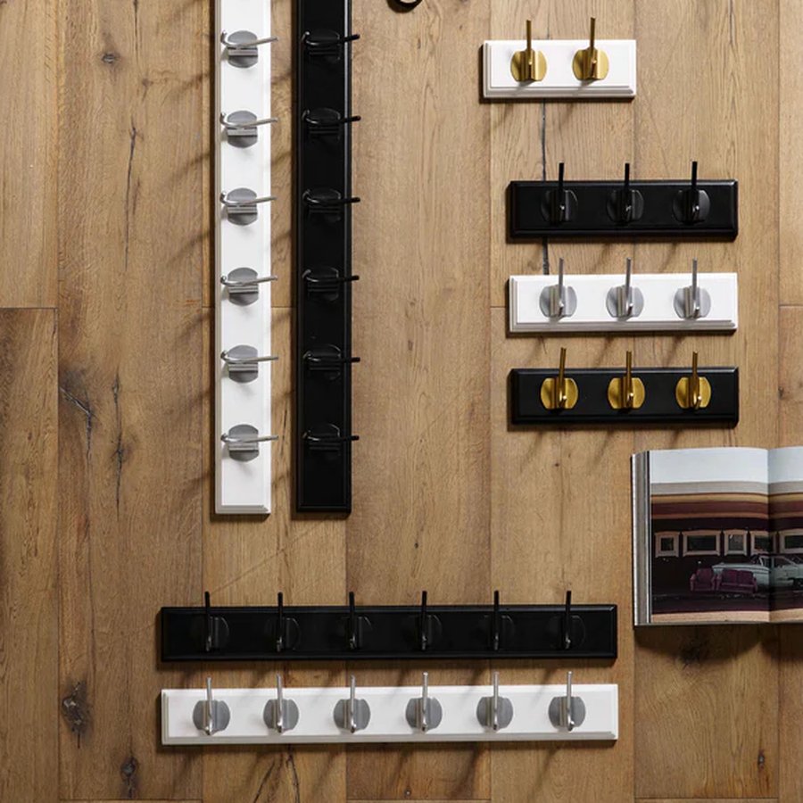 miljoe-edgy-knagerkke-i-hvid-mdf-med-kromfinish-knager-fra-nordal-368-knager-2 EDGY Knagerække i Hvid MDF med Kromfinish Knager fra Nordal | 3/6/8 Knager | 30/60/90x7x6,5 cm hos uniquebeds, home & living - Billede 2