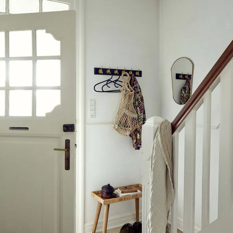 miljoe-edgy-knagerkke-i-sort-mdf-med-messinglook-knager-fra-nordal-12368-knag-11 EDGY Knagerække i Sort MDF med Messinglook Knager fra Nordal | 1/2/3/6/8 Knager | 10/20/30/60/90x7x6,5 cm hos uniquebeds, home & living - Billede 11