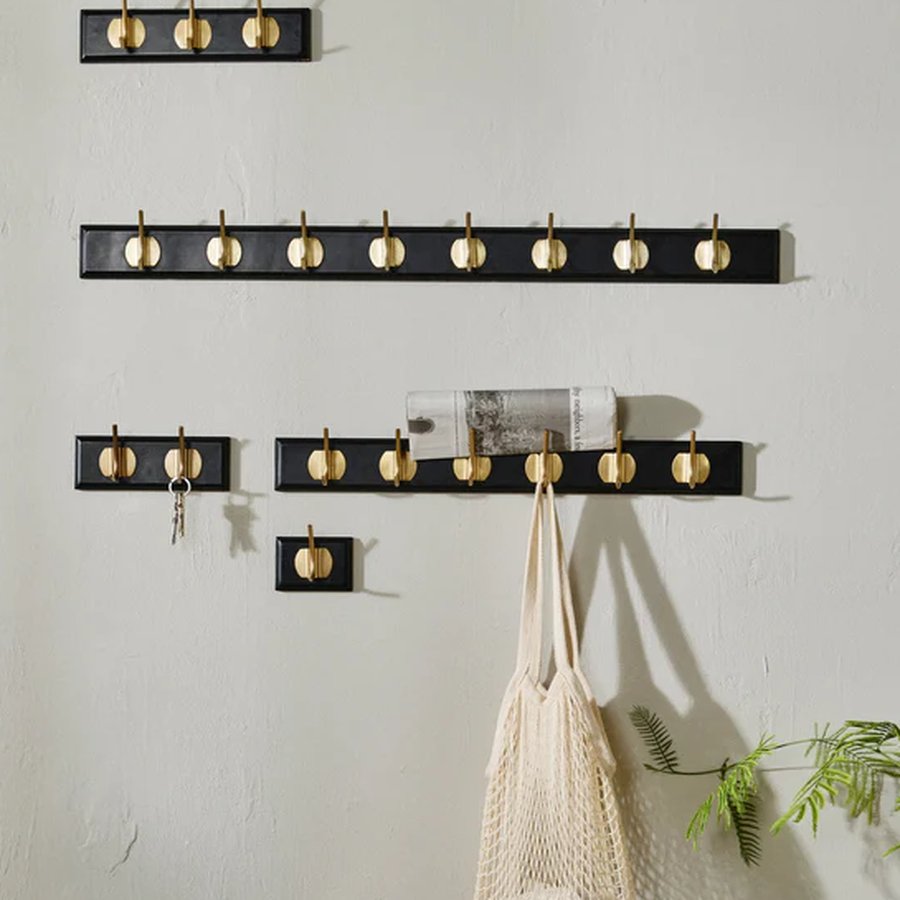 miljoe-edgy-knagerkke-i-sort-mdf-med-messinglook-knager-fra-nordal-12368-knag-2 EDGY Knagerække i Sort MDF med Messinglook Knager fra Nordal | 1/2/3/6/8 Knager | 10/20/30/60/90x7x6,5 cm hos uniquebeds, home & living - Billede 2