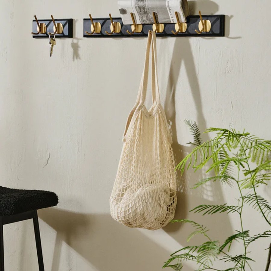 miljoe-edgy-knagerkke-i-sort-mdf-med-messinglook-knager-fra-nordal-12368-knag-6 EDGY Knagerække i Sort MDF med Messinglook Knager fra Nordal | 1/2/3/6/8 Knager | 10/20/30/60/90x7x6,5 cm hos uniquebeds, home & living - Billede 6