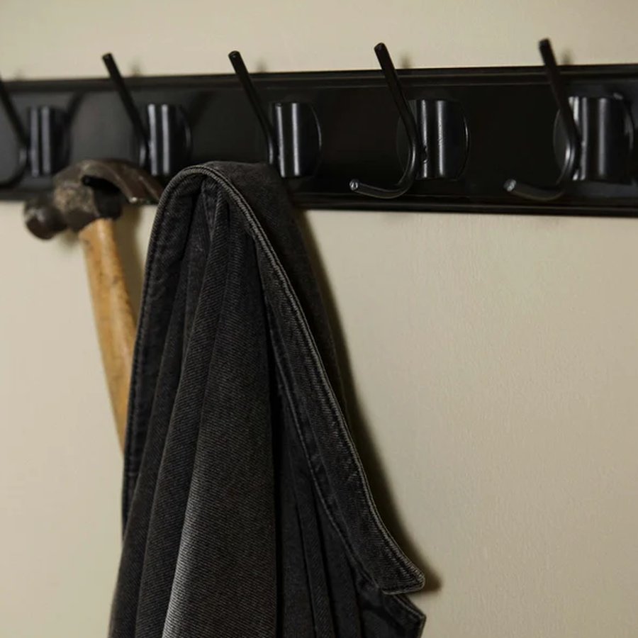 miljoe-edgy-knagerkke-i-sort-mdf-med-sorte-knager-fra-nordal-368-knager-30609-8 EDGY Knagerække i Sort MDF med Sorte Knager fra Nordal | 3/6/8 Knager | 30/60/90x7x6,5 cm hos uniquebeds, home & living - Billede 8