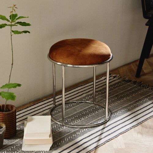 KOMATI Skammel i Off White/Brun med Krom Metalstel fra Nordal | Ø41x47 cm | Flere Farver