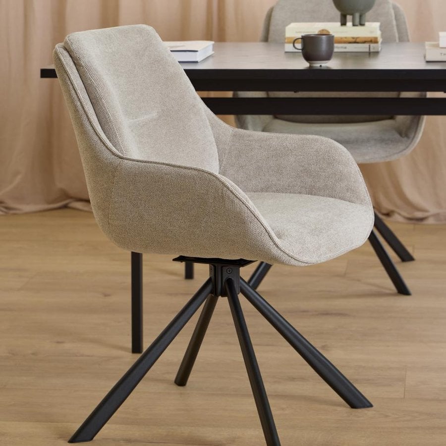 carrie-spisebordsstol-i-sand-stof-med-armln-og-stel-i-sort-stl-fra-act-0000109557-1 Carrie Spisebordsstol Sand Stof Armlæn Stel