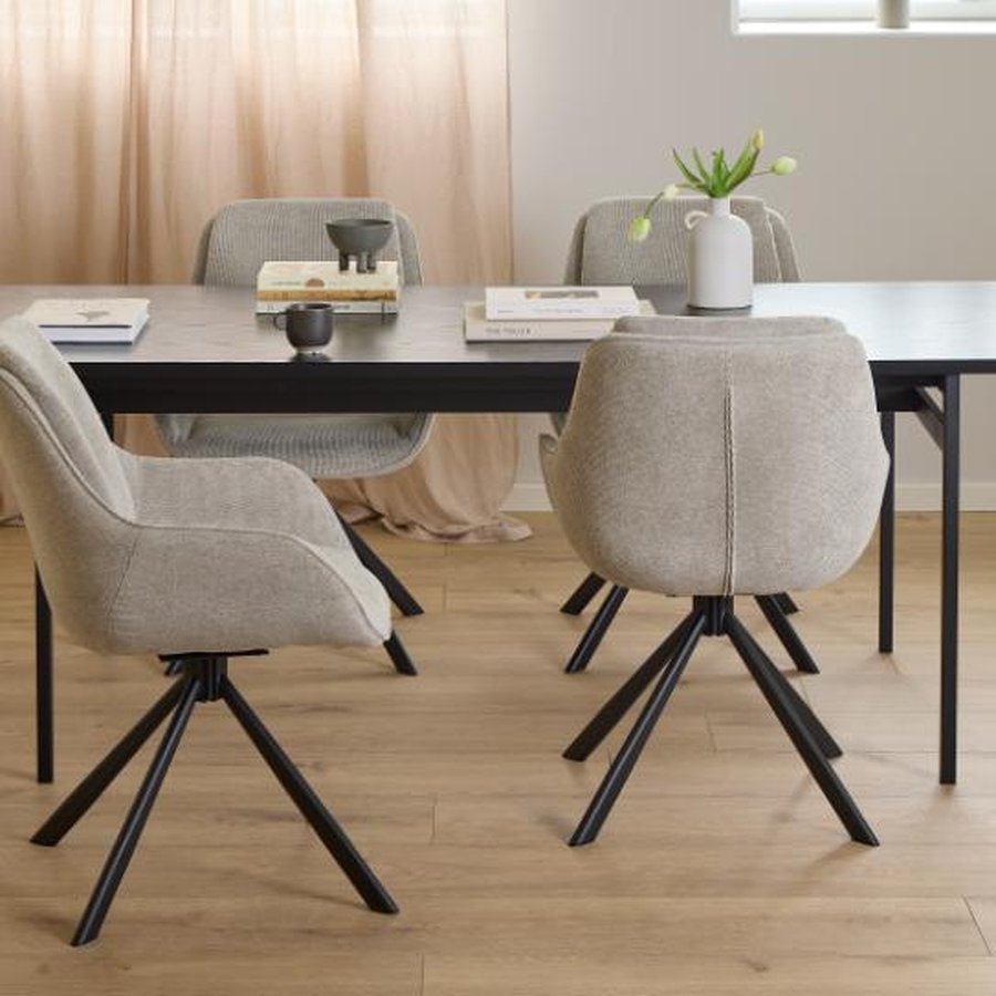 carrie-spisebordsstol-i-sand-stof-med-armln-og-stel-i-sort-stl-fra-act-0000109557-2 Carrie Spisebordsstol Sand Stof Armlæn Stel
