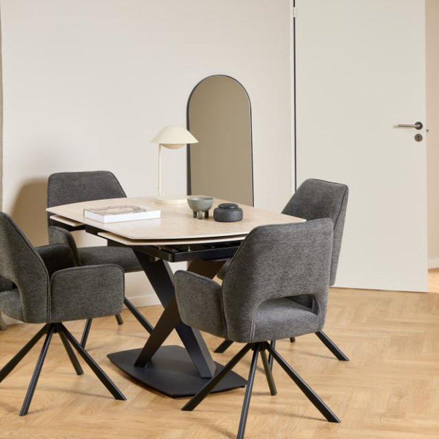 graham-spisebordsstol-i-mrkegr-stof-med-armln-og-stel-i-sort-stl-fra-a-0000110820-1 Graham Spisebordsstol Mørkegrå Stof Armlæn Stel