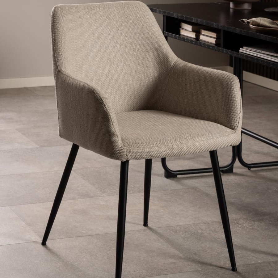 lizzy-spisebordsstol-i-beige-stof-med-armln-og-stel-i-sort-stl-fra-act-0000104825-2 Lizzy Spisebordsstol Beige Stof Armlæn Stel