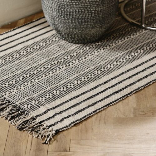 ALICE Gulvtæppe med Stribet Mønster fra Nordal | 70x160 cm | Sort, Råhvid hos uniquebeds, home & living - Billede 2