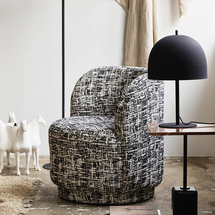 miljoe-bomu-loungestol-i-sort-hvid-mbelstof-med-bund-i-akacietr-fra-nordal-75-2 BOMU Loungestol i Sort & Hvid Møbelstof med Bund i Akacietræ fra Nordal | 75x72x80 cm hos uniquebeds, home & living - Billede 2