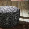 miljoe-bomu-puf-i-sort-hvid-mbelstof-med-bund-i-akacietr-fra-nordal-66x40-cm-3 BOMU Puf i Sort & Hvid Møbelstof med Bund i Akacietræ fra Nordal | Ø66x40 cm hos uniquebeds, home & living - Billede 3