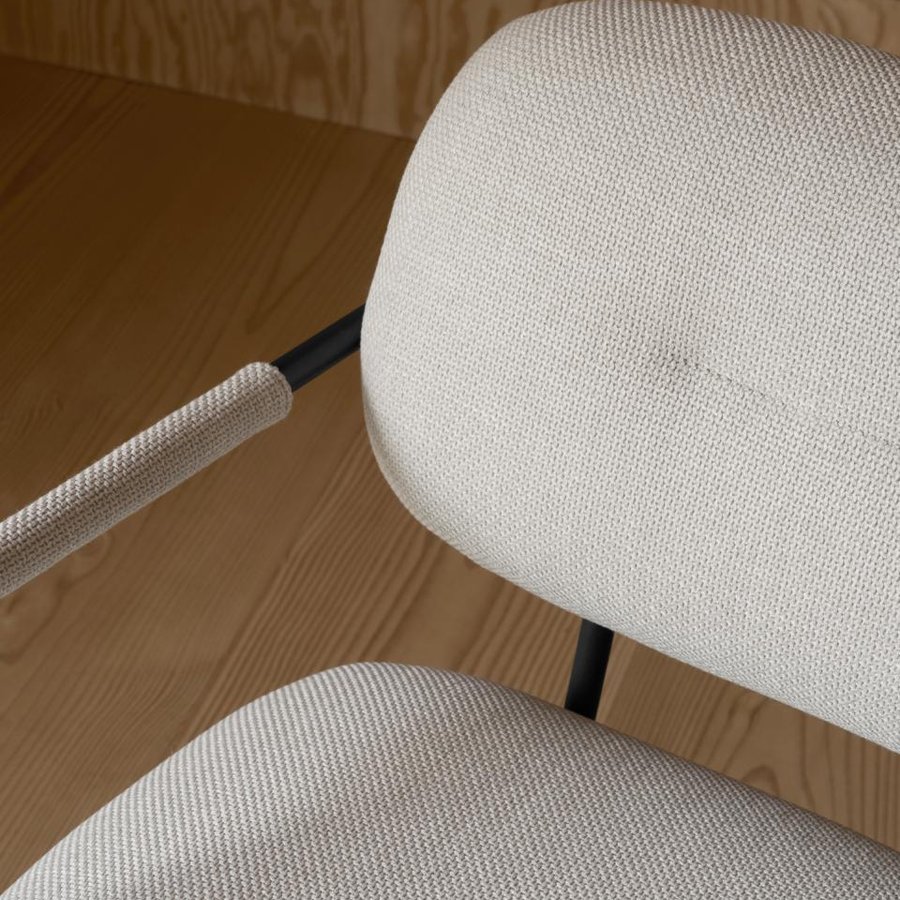 miljoe-dillon-lounge-stol-i-beige-stof-med-armln-og-stel-i-sort-stl-fra-acton-0000099693-5 Dillon Lounge Stol Beige Stof Armlæn