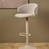 miljoe-ella-barstol-i-beige-stof-med-drejefunktion-fodsttte-gaspatron-og-hndt-0000109561-1 Ella Barstol Beige Stof Drejefunktion Fodstøtte
