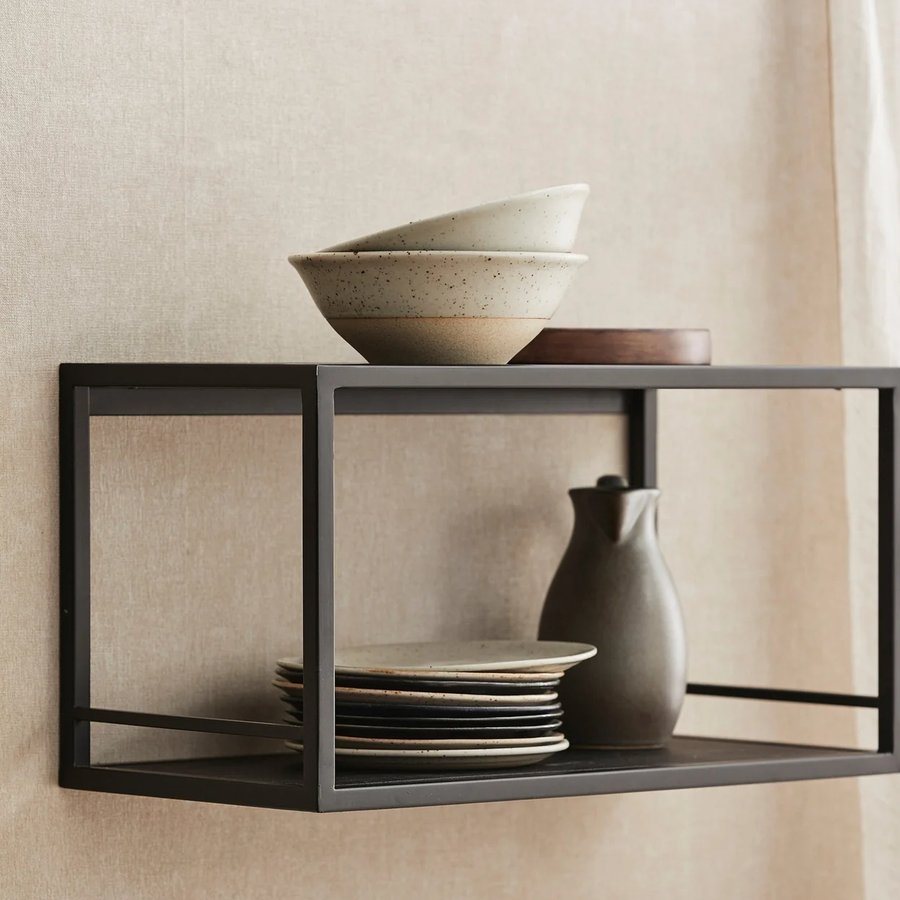 miljoe-flint-hylde-i-sort-metal-med-hylder-i-sortlakeret-fyrretr-fra-nordal-4-3 FLINT Hylde i Sort Metal med Hylder i Sortlakeret Fyrretræ fra Nordal | 40x20x21 cm hos uniquebeds, home & living - Billede 3