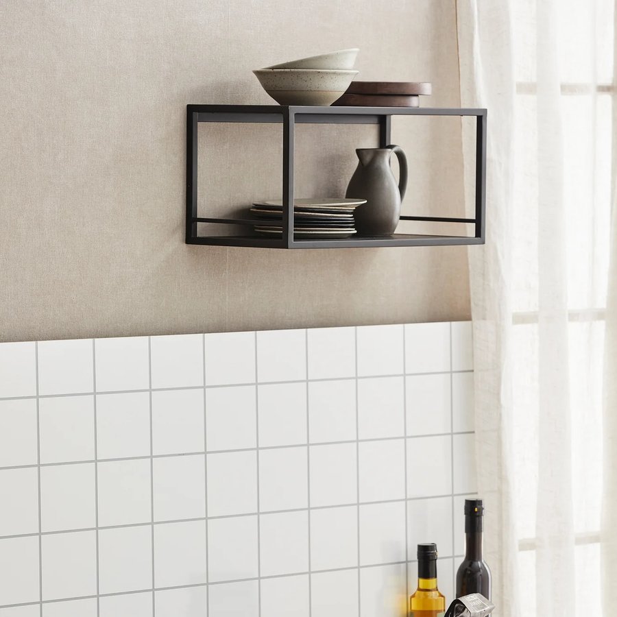 miljoe-flint-hylde-i-sort-metal-med-hylder-i-sortlakeret-fyrretr-fra-nordal-4-4 FLINT Hylde i Sort Metal med Hylder i Sortlakeret Fyrretræ fra Nordal | 40x20x21 cm hos uniquebeds, home & living - Billede 4