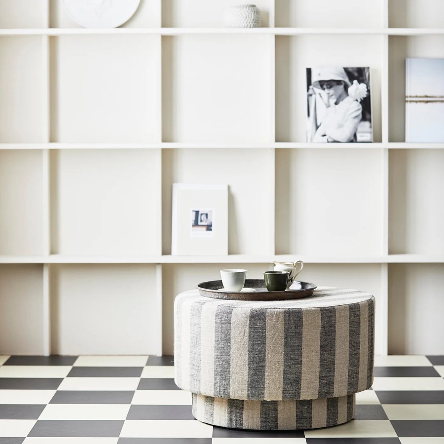 miljoe-ladoga-puf-i-stribet-beigegr-hr-fra-nordal-68x42-cm-hos-uniquebeds-hom-4 LADOGA Puf i Stribet Beige/Grå Hør fra Nordal | Ø68x42 cm hos uniquebeds, home & living - Billede 4