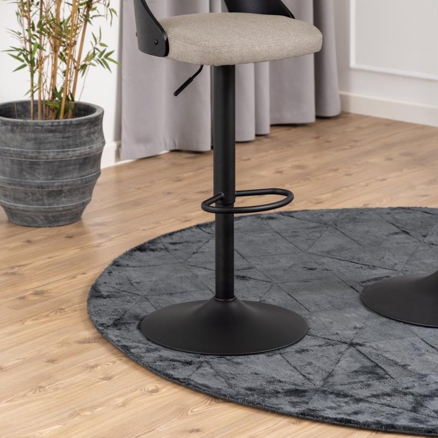 miljoe-lucy-barstol-i-sand-stof-og-sort-egetr-med-drejefunktion-fodsttte-og-g-0000103964-2 Lucy Barstol Sand Stof Sort Egetræ