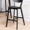 miljoe-roxby-barstol-i-sort-egetr-med-fodsttte-og-stel-i-sort-gummitr-fra-act-0000099436-1 Roxby Barstol Sort Egetræ Fodstøtte Stel