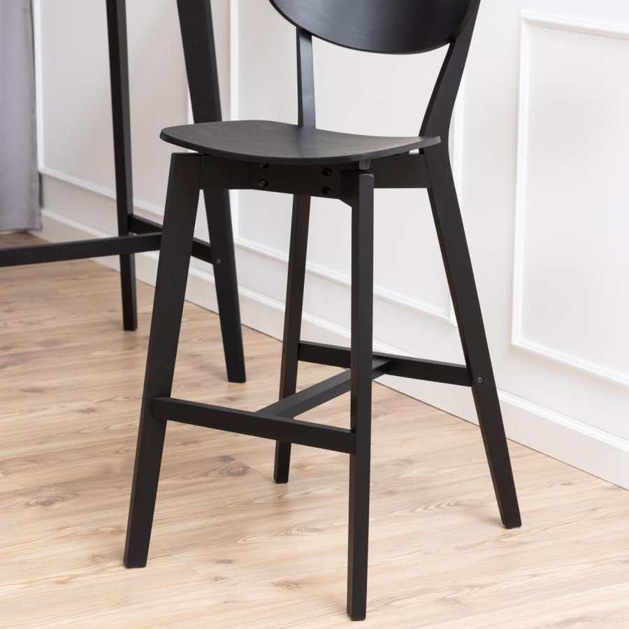 miljoe-roxby-barstol-i-sort-egetr-med-fodsttte-og-stel-i-sort-gummitr-fra-act-0000099436-1 Roxby Barstol Sort Egetræ Fodstøtte Stel