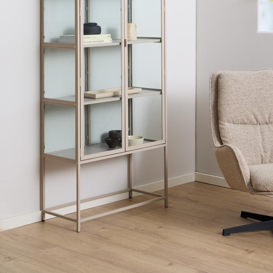 miljoe-seaford-vitrine-i-gr-stl-med-klar-glasdre-hylder-i-gr-mdf-fra-actona-b-H000024099-2 Seaford Vitrine Grå Stål Klar Glasdøre