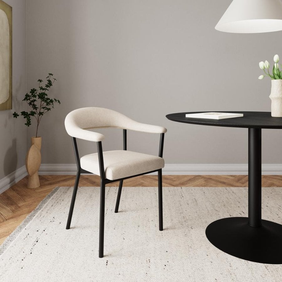 miljoe-vivi-spisebordsstol-i-sand-stof-med-armln-og-stel-i-sort-stl-fra-acton-0000112426-1 Vivi Spisebordsstol Sand Stof Armlæn Stel