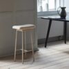 miljoe-zala-barstol-med-sde-i-sortbeige-imiteret-lammeskind-med-metalsted-fra-3 ZALA Barstol med Sæde i Sort/Beige Imiteret Lammeskind med Metalsted fra Nordal | 40x24x72 cm hos uniquebeds, home & living - Billede 3