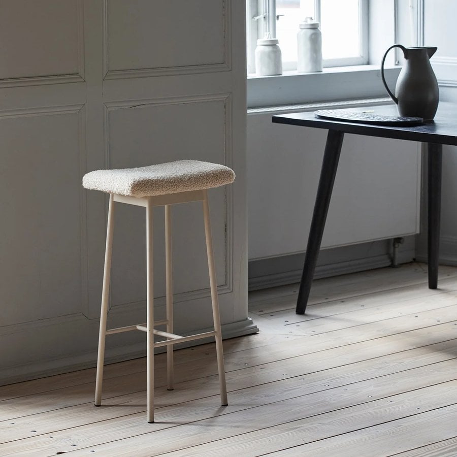 miljoe-zala-barstol-med-sde-i-sortbeige-imiteret-lammeskind-med-metalsted-fra-3 ZALA Barstol med Sæde i Sort/Beige Imiteret Lammeskind med Metalsted fra Nordal | 40x24x72 cm hos uniquebeds, home & living - Billede 3