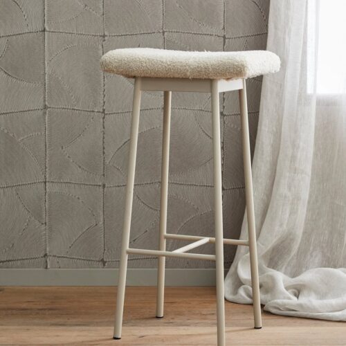 ZALA Barstol med Sæde i Sort/Beige Imiteret Lammeskind med Metalsted fra Nordal | 40x24x72 cm hos uniquebeds, home & living - Billede 4