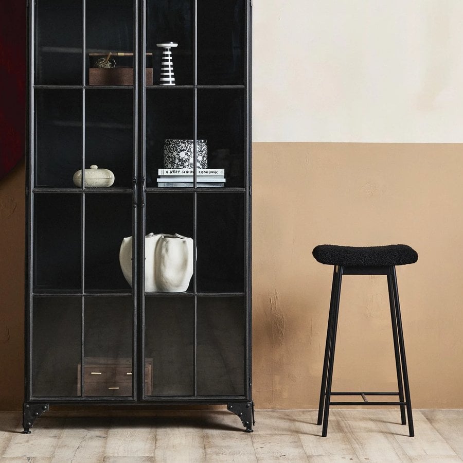miljoe-zala-barstol-med-sde-i-sortbeige-imiteret-lammeskind-med-metalsted-fra-7 ZALA Barstol med Sæde i Sort/Beige Imiteret Lammeskind med Metalsted fra Nordal | 40x24x72 cm hos uniquebeds, home & living - Billede 7