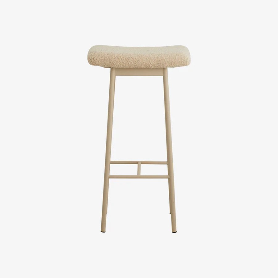zala-barstol-med-sde-i-sortbeige-imiteret-lammeskind-med-metalsted-fra-1 ZALA Barstol med Sæde i Sort/Beige Imiteret Lammeskind med Metalsted fra Nordal | 40x24x72 cm hos uniquebeds, home & living - Billede 1