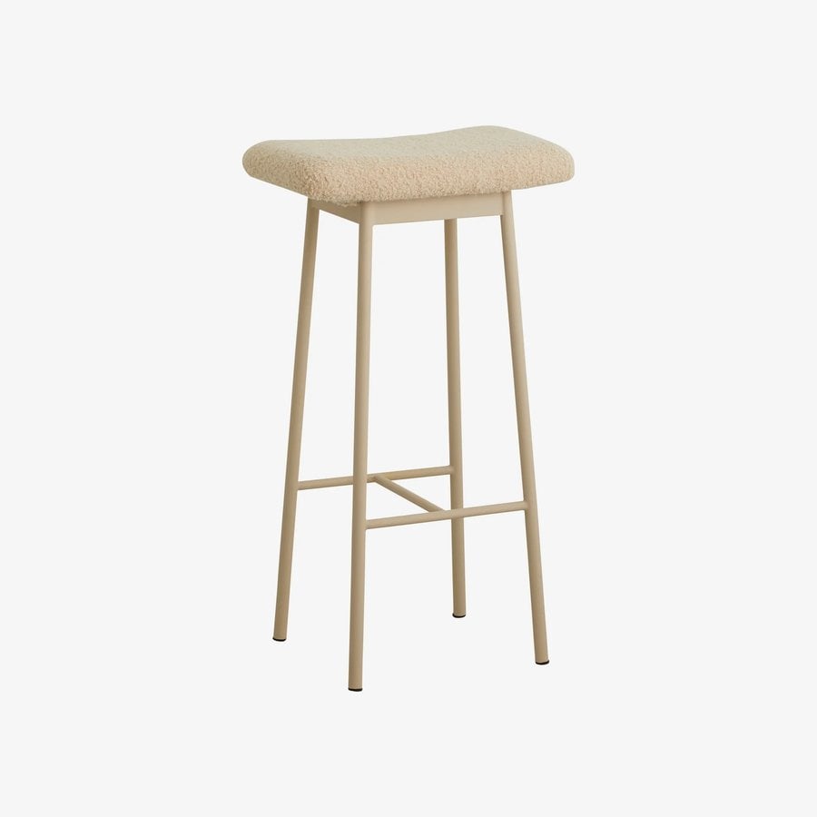 zala-barstol-med-sde-i-sortbeige-imiteret-lammeskind-med-metalsted-fra-2 ZALA Barstol med Sæde i Sort/Beige Imiteret Lammeskind med Metalsted fra Nordal | 40x24x72 cm hos uniquebeds, home & living - Billede 2