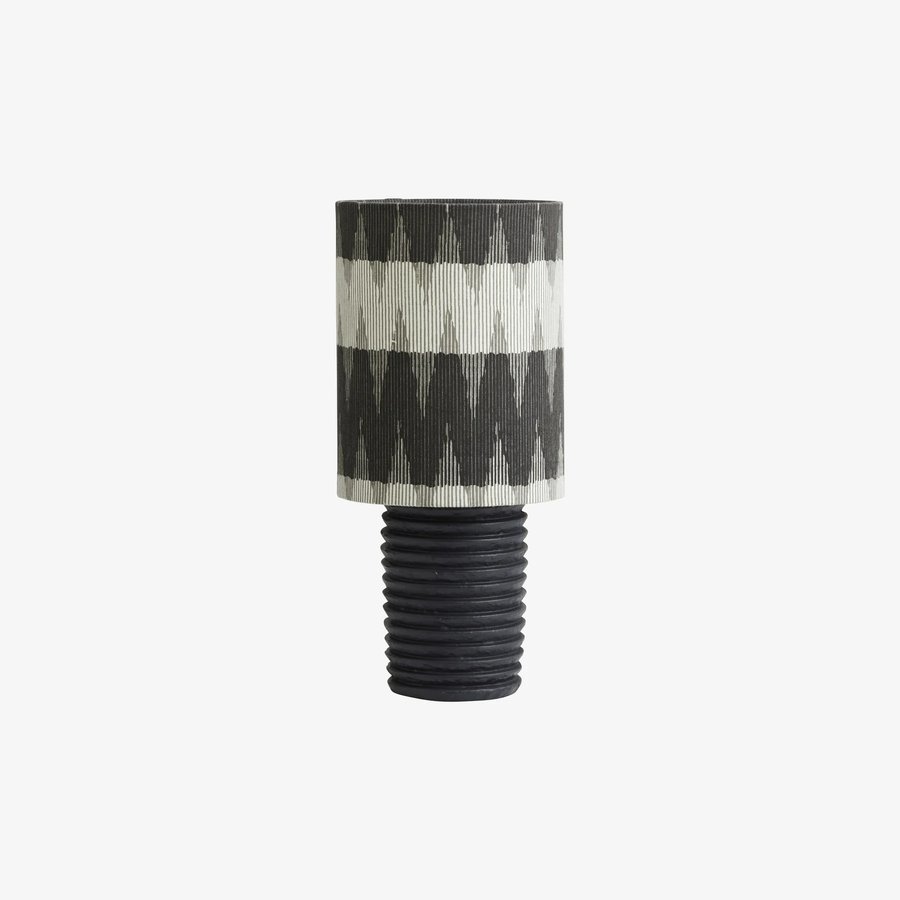 aine-bordlampe-med-fod-i-sortlakeret-aluminium-skrm-i-gr-hvidmnstret-s-1 AINE Bordlampe med Fod i Sortlakeret Aluminium & Skærm i Grå & Hvidmønstret Stof fra Nordal | Ø16x35 cm | Grå, Hvid, Sort hos uniquebeds, home & living - Billede 1