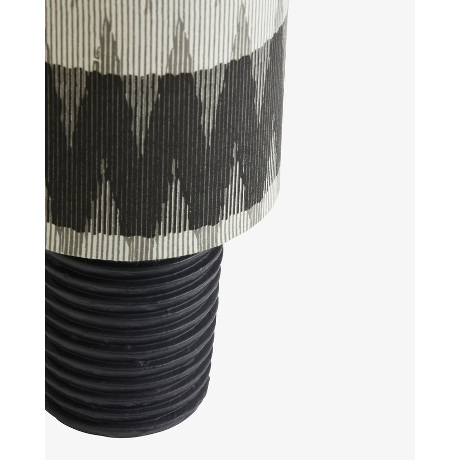 aine-bordlampe-med-fod-i-sortlakeret-aluminium-skrm-i-gr-hvidmnstret-s-2 AINE Bordlampe med Fod i Sortlakeret Aluminium & Skærm i Grå & Hvidmønstret Stof fra Nordal | Ø16x35 cm | Grå, Hvid, Sort hos uniquebeds, home & living - Billede 2
