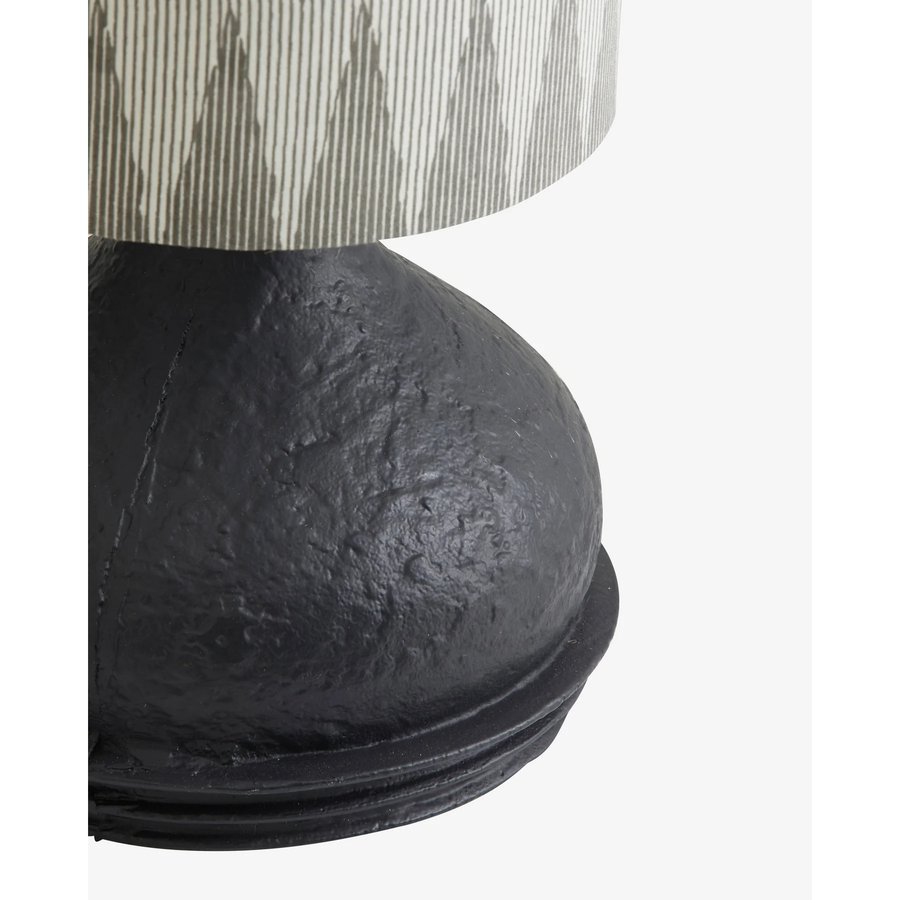 arito-bordlampe-med-fod-i-sortlakeret-aluminium-skrm-i-gr-hvidmnstret-2 ARITO Bordlampe med Fod i Sortlakeret Aluminium & Skærm i Grå & Hvidmønstret Stof fra Nordal | Ø21x45 cm | Grå, Hvid, Sort hos uniquebeds, home & living - Billede 2