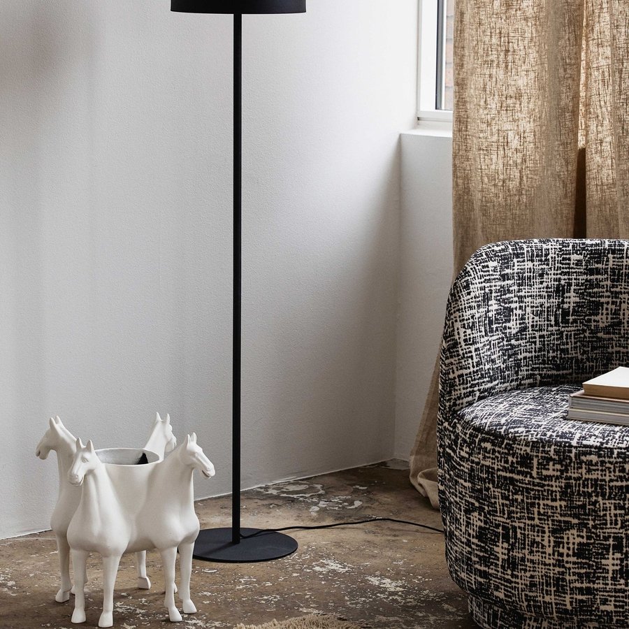 miljoe-glow-gulvlampe-i-sortlakeret-metal-fra-nordal-30x146-cm-sort-hos-uniqu-2 GLOW Gulvlampe i Sortlakeret Metal fra Nordal | Ø30x146 cm | Sort hos uniquebeds, home & living - Billede 2