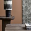 miljoe-prime-aine-bordlampe-med-fod-i-sortlakeret-aluminium-skrm-i-gr-hvidmnstret-s-3 AINE Bordlampe med Fod i Sortlakeret Aluminium & Skærm i Grå & Hvidmønstret Stof fra Nordal | Ø16x35 cm | Grå, Hvid, Sort hos uniquebeds, home & living - Billede 3