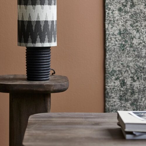 AINE Bordlampe med Fod i Sortlakeret Aluminium & Skærm i Grå & Hvidmønstret Stof fra Nordal | Ø16x35 cm | Grå, Hvid, Sort hos uniquebeds, home & living - Billede 3