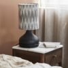 miljoe-prime-arito-bordlampe-med-fod-i-sortlakeret-aluminium-skrm-i-gr-hvidmnstret-4 ARITO Bordlampe med Fod i Sortlakeret Aluminium & Skærm i Grå & Hvidmønstret Stof fra Nordal | Ø21x45 cm | Grå, Hvid, Sort hos uniquebeds, home & living - Billede 4