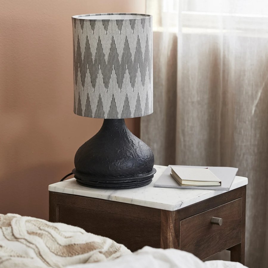 miljoe-prime-arito-bordlampe-med-fod-i-sortlakeret-aluminium-skrm-i-gr-hvidmnstret-4 ARITO Bordlampe med Fod i Sortlakeret Aluminium & Skærm i Grå & Hvidmønstret Stof fra Nordal | Ø21x45 cm | Grå, Hvid, Sort hos uniquebeds, home & living - Billede 4