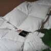 Helårsdyne med Fyld af Andefjer & -dun & Betræk i 100% Bomuld fra Turiform | 140x220 cm - OUTLET 1010442 2